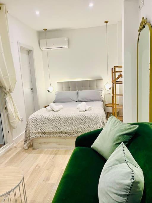 New Luxurious Studio With Patio/Center Apartment Малага Екстериор снимка