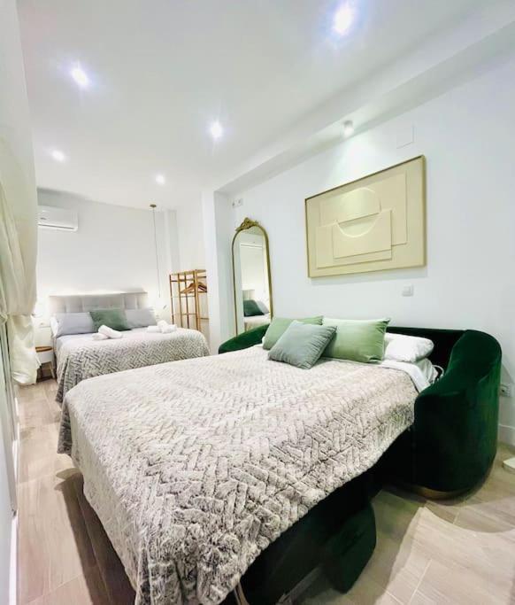 New Luxurious Studio With Patio/Center Apartment Малага Екстериор снимка