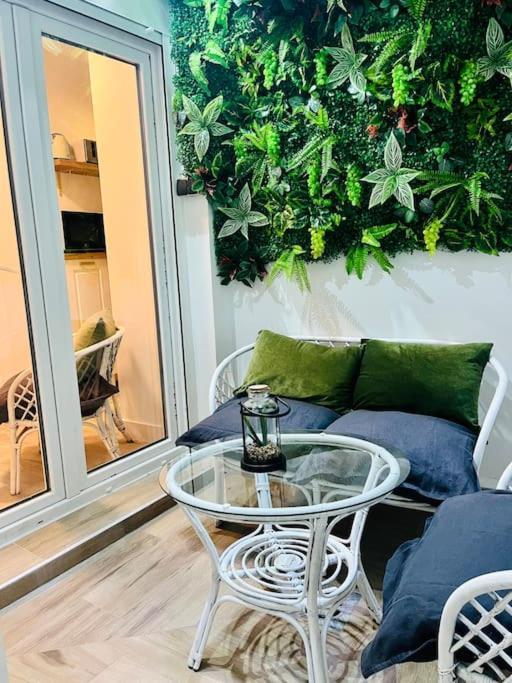 New Luxurious Studio With Patio/Center Apartment Малага Екстериор снимка