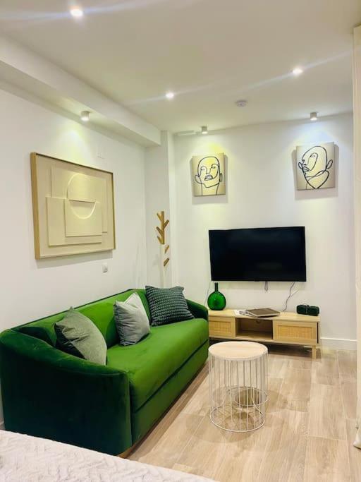 New Luxurious Studio With Patio/Center Apartment Малага Екстериор снимка